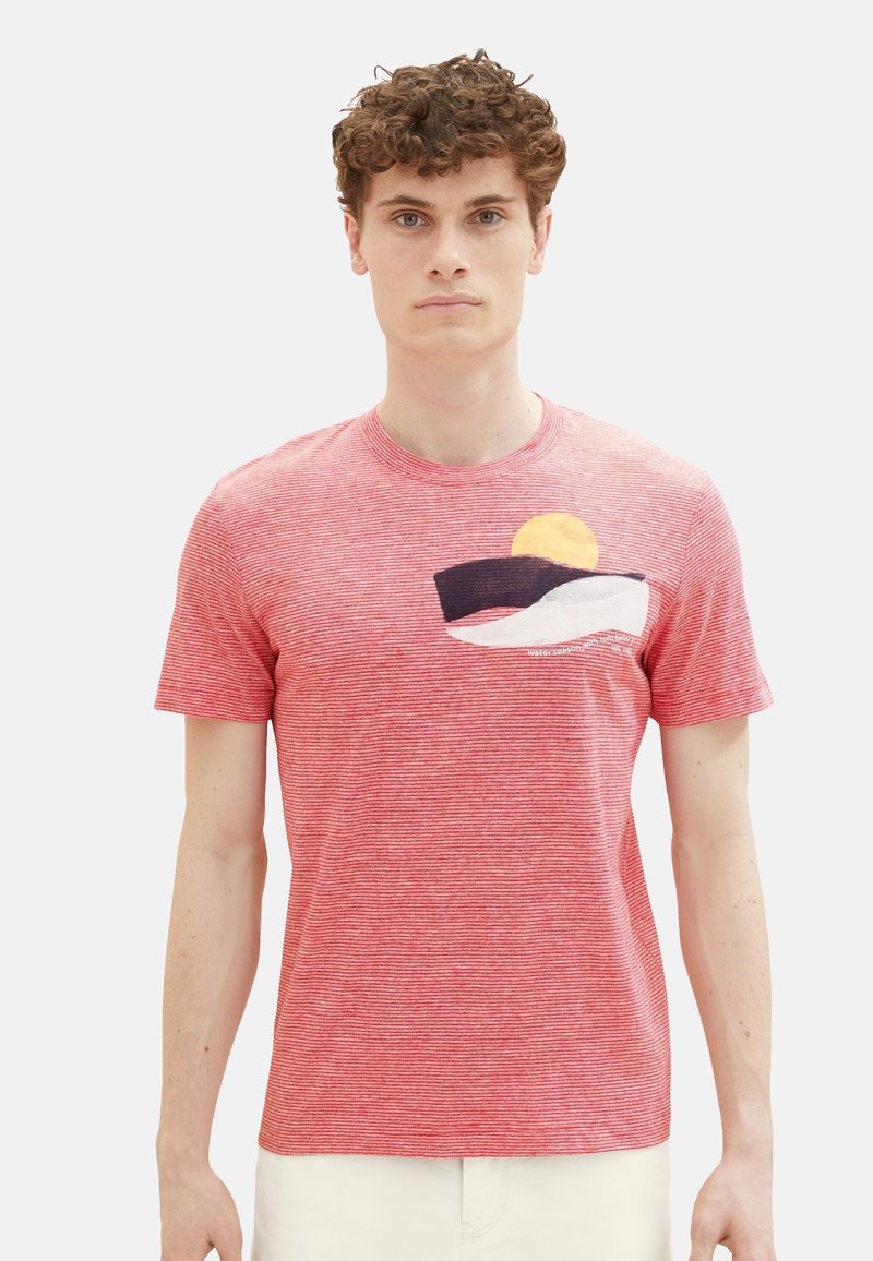 Rot gestreiftes T-Shirt aus weichem Stoff mit einem Grafikdruck von Sonne und Wellen in Weiß, Marineblau und Gelb. Klassisches Rundhalsausschnitt-Design.