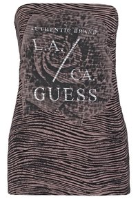 Top bez ramiączek w ciemnoróżowym kolorze z teksturowanymi paskami zebry, z czarnym wzorem róży i napisem "L.A./CA. GUESS" w pogrubionej czcionce.