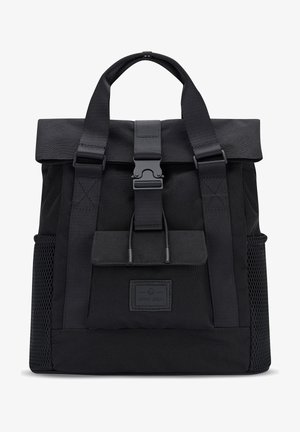 Rucsac din material negru, cu un design cu răsucire în sus, dotat cu o căptușală frontală, bretele ajustabile și buzunare laterale din plasă pentru ventilație.