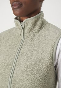 Peak Performance PILE VEST - Smanicato - limit green