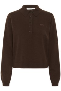 Bruine gebreide trui met een polo-onderkraag, een vijfknopenlijst en geborduurd logo. Lange mouwen met aansluitende manchetten, cropped ontwerp.