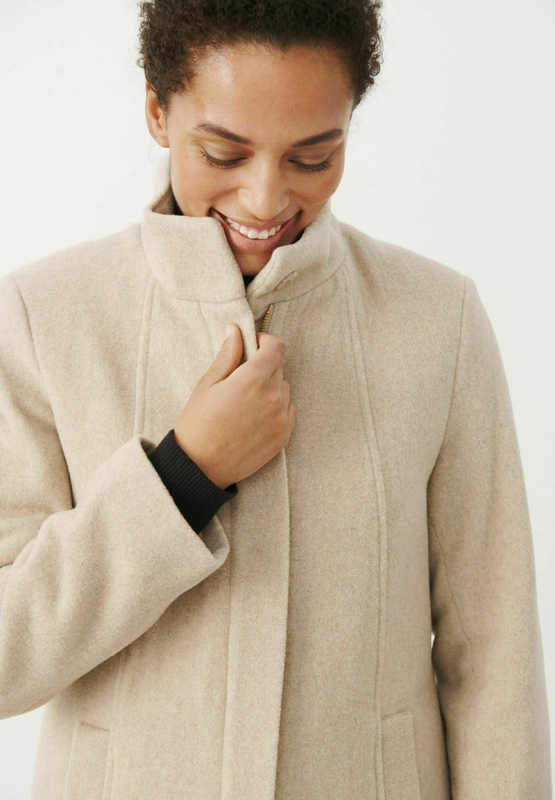 Damen Parkas | Part Two ISABELLISPW Kurzmantel humus/beige - PP92568 Damen Parkas | Part Two ISABELLISPW Kurzmantel humus/beige - PP92568
