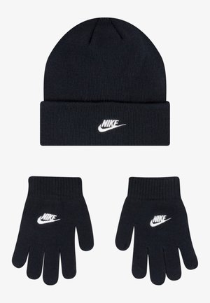 Ensemble de bonnet en tricot noir et gants, avec le logo Nike blanc. Texture lisse, poignets côtelés et forme classique adaptée aux temps froids.