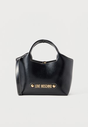 Borsa nera in pelle con manici arrotondati, targhetta con logo dorato "Love Moschino" e dettaglio di cuciture bianche su uno sfondo semplice.