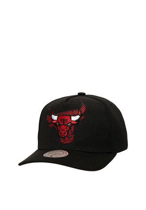 Casquette noire avec un grand logo brodé rouge des Chicago Bulls à l'avant, dotée d'un bord plat et d'un tissu texturé. Patch logo rond sur le côté.