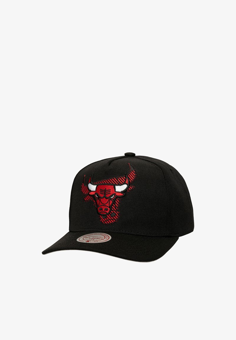 Schwarze Kappe mit einem großen roten gestickten Chicago Bulls-Logo auf der Vorderseite, mit einem flachen Schild und strukturiertem Stoff. Runder Logopatch an der Seite.
