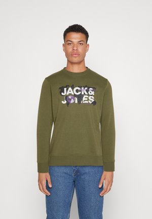 Sudadera verde oliva con cuello redondo y mangas largas. Presenta un estampado gráfico en blanco y morado con el texto "JACK & JONES" en la parte frontal.