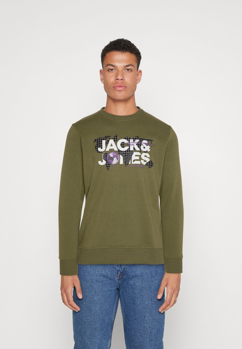 Sudadera verde oliva con cuello redondo y mangas largas. Presenta un estampado gráfico en blanco y morado con el texto "JACK & JONES" en la parte frontal.