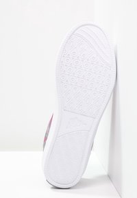 Sneaker Kappa con suola in gomma bianca, motivo testurizzato e parte superiore colorata con un design floreale, vista dal basso.