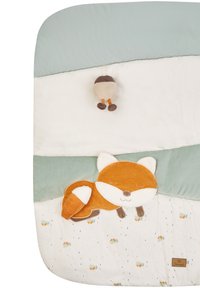 Decke mit mehreren Segmenten in Minzgrün, Creme und gemustertem Weiß. Enthält einen plüschigen orangefarbenen Fuchs und ein hängendes Eichelspielzeug. Strukturierter Stoff.