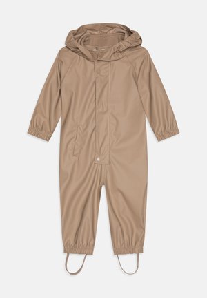 Beige waterdichte overall met een capuchon, elastische manchetten, drukknoopsluiting en zijzak. Glad, duurzaam materiaal met een licht glanzende afwerking.