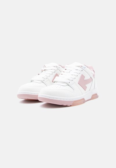 Λευκά αθλητικά παπούτσια μεσαίου ύψους με ροζ λεπτομέρεια και λογότυπο, επάνω μέρος από δέρμα με υφή, κλείσιμο με κορδόνια και λαστιχένια σόλα με ροζ και καφέ μοτίβο.