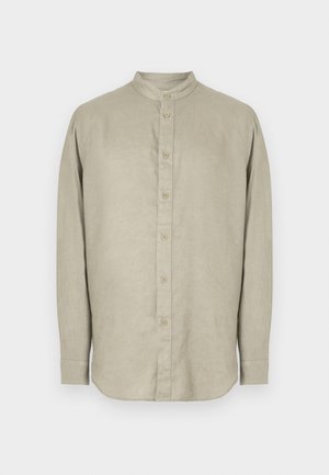 Beige langærmet linnedskjorte med opretstående krave og knapper foran, vist på en ens hvid baggrund.