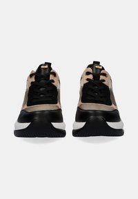 Zapatillas con un upper de malla y ante negro y beige, con una suela blanca, cordones negros y un pequeño logo en la lengüeta.