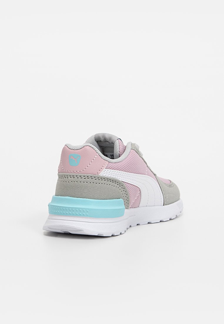 Scarpa atletica leggera in rosa, grigio e bianco. Presenta una tomaia in rete, dettagli in suede e un particolare blu sul tallone. Suola testurizzata per la presa.