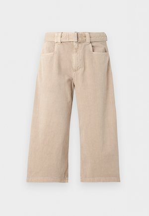 Pantalon beige à larges jambes avec passants de ceinture, poches latérales et fermeture à boutons sur le devant, présenté sur fond blanc.