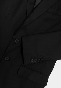 Černý blazer vyrobený z hladké tkaniny, s dvěma knoflíky, jednou náprsní kapsou a detailem s knoflíky na manžetách se čtyřmi knoflíky.
