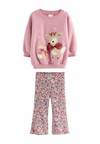Sweatshirt roz din fleece cu un design cu cerb și iepure, împodobit cu o fundiță; asortat cu pantaloni evazați cu model floral în culori calde.