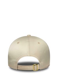 Beige Baseballcap von hinten gezeigt mit einer goldfarbenen verstellbaren Schnalle auf einem weißen Hintergrund.