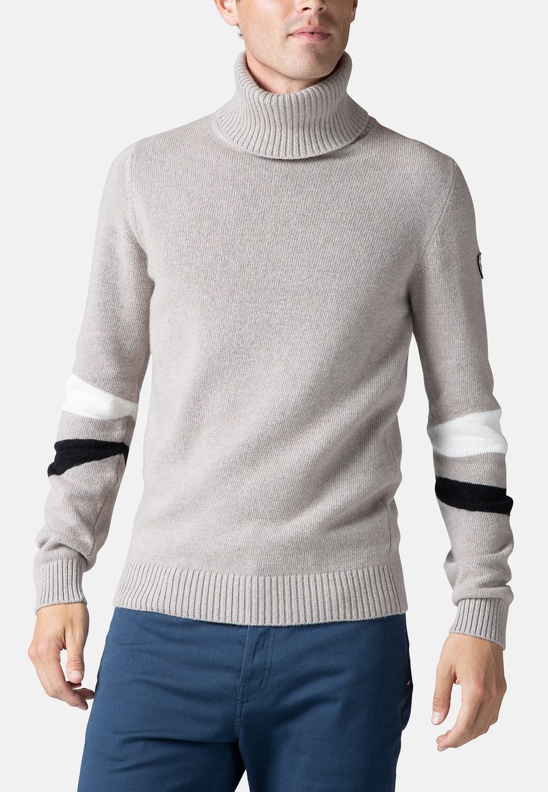 Maglione a collo alto grigio chiaro con colletto e polsini a coste. Presenta strisce bianche e nere a contrasto sulle maniche, realizzato in tessuto lavorato a maglia.