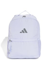 Svetlofialový batoh vyrobený z jemnej tkaniny. Obsahuje šedé logo, zips a predné vrecko s bočným sieťovým vreckom.