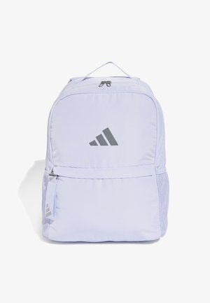 Mochila de lavanda claro hecha de tela suave. Presenta un logo gris, cierre con cremallera y un bolsillo frontal con un bolsillo lateral de malla.