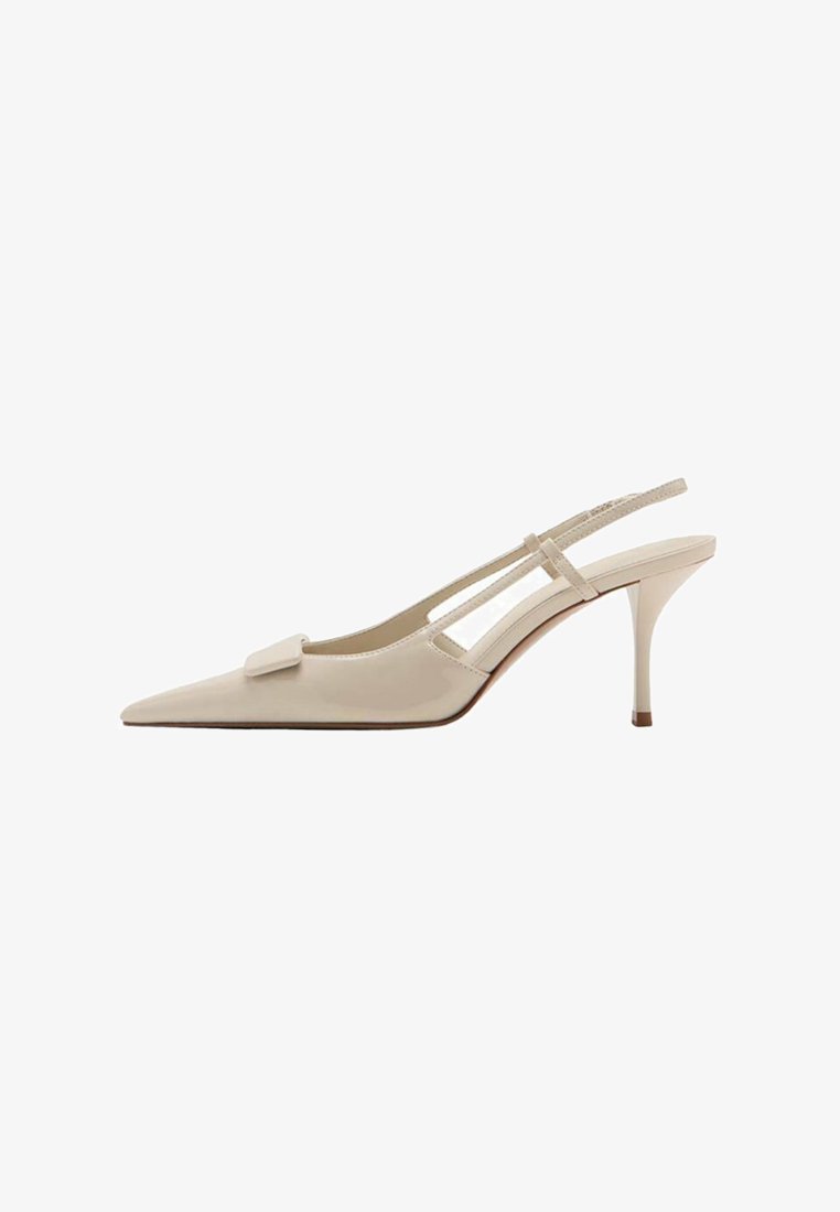Beige højhælede slingback-sko med spids tå, slank stiletthæl og en dekorativ firkantet detalje på tåen.