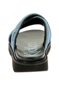 Sandalo scivoloso con tomaia in denim blu, sottopiede in sintetico nero e suola testurizzata; presenta il logo in azzurro chiaro sul sottopiede.