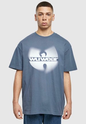 Grå bomulds t-shirt med et stort hvidt og gråt Wu Wear-logo, korte ærmer, rund hals og en afslappet pasform. Struktureret overflade og ingen mønstre.