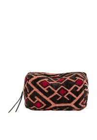 Vævet kosmetiktaske i sort, rød og pink med geometriske mønstre. Har en lynlåslukning øverst og en frynse detalje i siden. Blød tekstur.