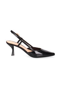 Zwarte lakleren slingback pumps met puntige neus en slanke middenhoge hak op een witte achtergrond.