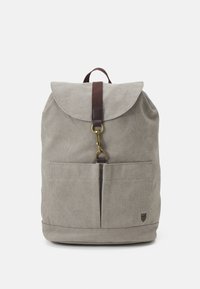 Zaino in tela grigia con pattina, dettagli della tracolla marroni, accessori in ottone, tasca frontale e base cucita. Design semplice e funzionale.