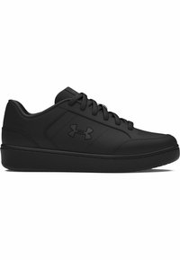 Des chaussures de sport noires avec une tige en cuir texturé, un bout rond, un laçage et une semelle en caoutchouc épaisse. Présente un logo en évidence sur le côté.