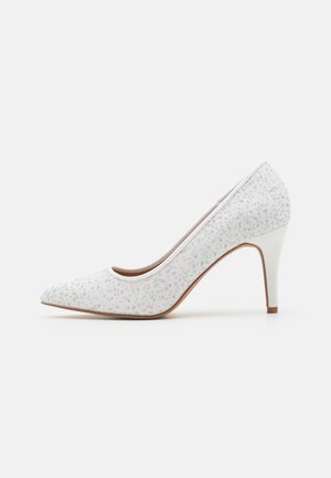 Scarpa con tacco alto a punta in tessuto bianco con un leggero motivo testurizzato. Presenta un tacco sottile e una finitura liscia a contrasto.