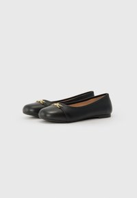 Zwarte leren balletschoenen met een ronde neus, voorzien van een gouden accent aan de voorkant en een slanke, lage hak. Gladde textuur.