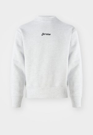 Sweat-shirt en polaire gris avec un col haut, des poignets et un ourlet côtelés. "Service" est brodé en noir sur le haut du dos. Texture unie.