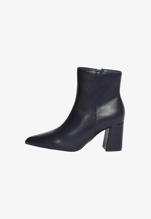 Stivale alla caviglia in pelle blu navy con punta affusolata e tacco a blocco, chiusura con cerniera laterale, finitura liscia su sfondo bianco.