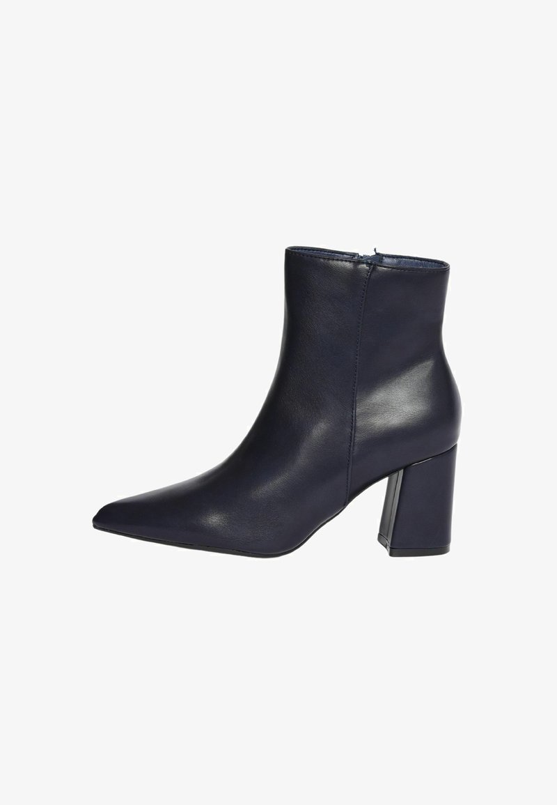 Stivale alla caviglia in pelle blu navy con punta affusolata e tacco a blocco, chiusura con cerniera laterale, finitura liscia su sfondo bianco.