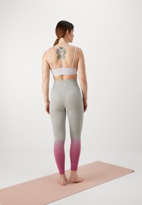 Yogasearcher RAISI - Leggings - rose