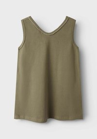 Top sans manches vert olive en coton doux, avec un col rond et un détail de couture décorative le long des bords.