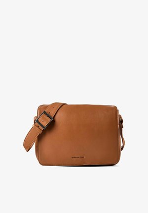 Bruine leren rechthoekige crossbodytas met verstelbare gespband en minimaal reliëf merklogo aan de voorkant.