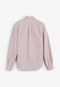 Camisa de rayas rojas y blancas de manga larga, cuello abotonado, puños con un solo botón, pliegue en la parte posterior, tela de algodón suave, vista trasera lisa.