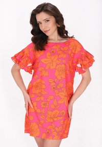 Rochie scurtă roz aprins cu imprimeu floral portocalie, mâneci scurte volătați, croială lejeră și buzunare laterale. Textură netedă, material ușor.