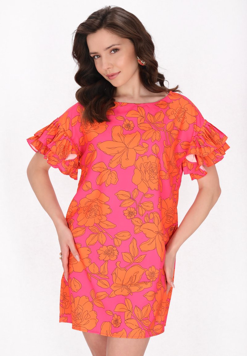 Rochie scurtă roz aprins cu imprimeu floral portocalie, mâneci scurte volătați, croială lejeră și buzunare laterale. Textură netedă, material ușor.