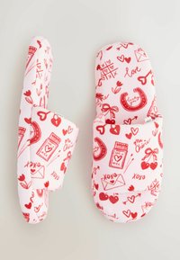 Raudonos ir rožinės spalvos raštuotos šlepetės su širdelių, vokų ir saldainių motyvais ant minkšto audinio. Uždara priekinė dalis su paminkšintomis juostelėmis.