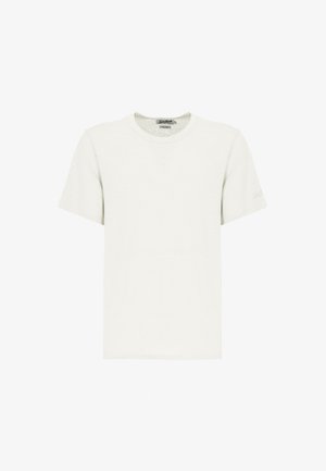 Prosty biały T-shirt z krótkim rękawem i okrągłym dekoltem, z małym logo na lewym rękawie, przedstawiony na białym tle.