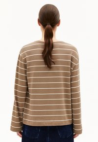 Braun gestreiftes Langarmshirt mit weißen horizontalen Streifen, weitem Ausschnitt und lässigem Schnitt. Weicher Stoff und gerader Saum.