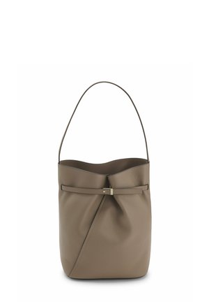 Borsa a secchiello in pelle color taupe con manico singolo e dettaglio della fibbia frontale su sfondo bianco.