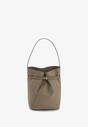 Borsa a secchiello in pelle color taupe con manico singolo e dettaglio della fibbia frontale su sfondo bianco.