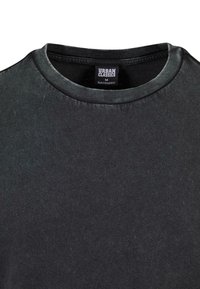 Tricou gri închis cu guler rotund, fabricat din bumbac, cu o textură moale și o decolorare minimă. Eticheta citește "URBAN CLASSICS" cu mărimea M.